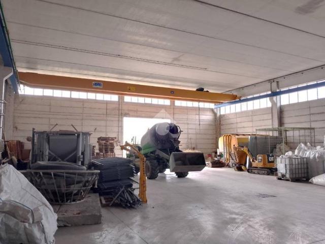 Locale Commerciale in vendita a Trenzano, Lombardia