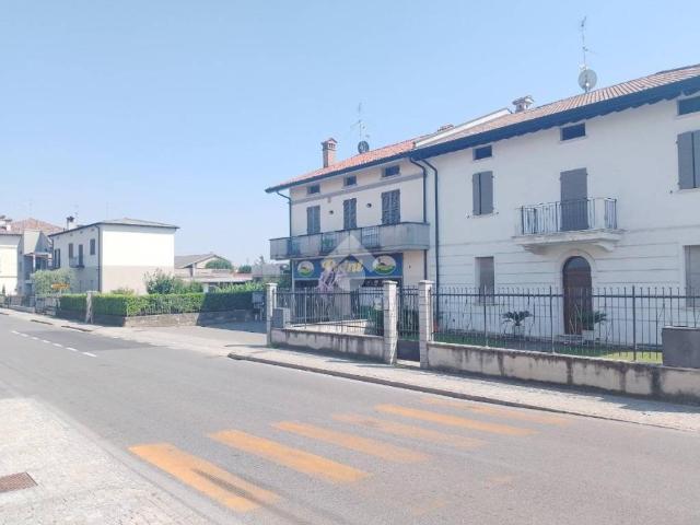 Locale Commerciale in vendita a Cossirano, Trenzano