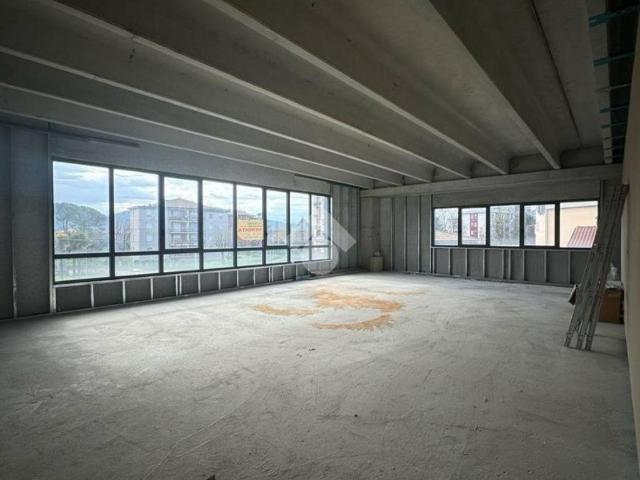 Locale Commerciale in vendita a Trescore Balneario, Lombardia