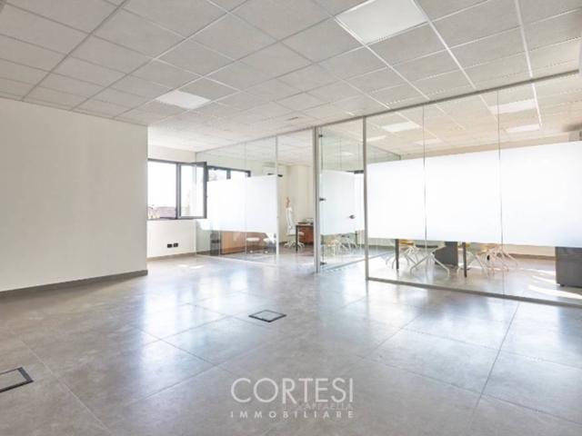 Locale Commerciale in vendita a Trescore Balneario, Lombardia