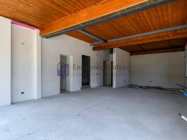 Locale Commerciale in vendita a Colle, Trescore Balneario