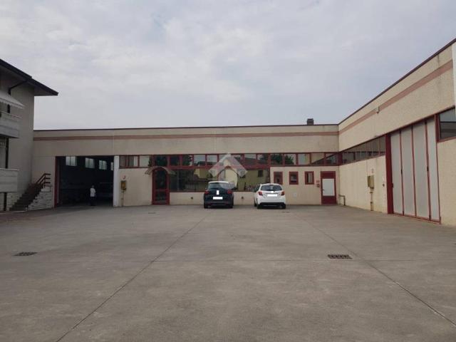 Locale Commerciale in vendita a Trevenzuolo, Veneto