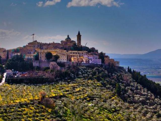Locale Commerciale in vendita a Trevi, Umbria