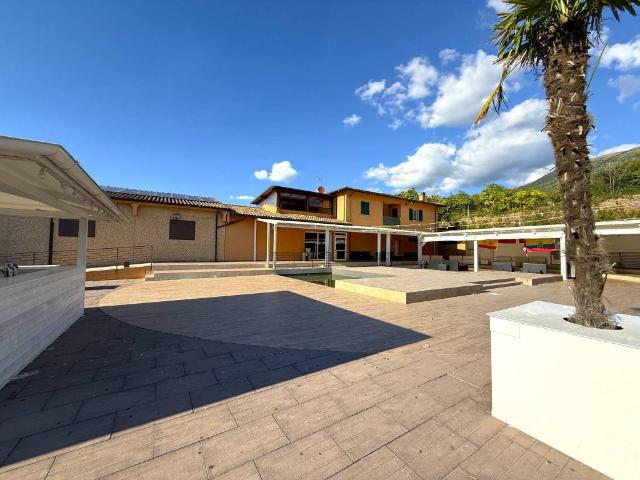 Locale Commerciale in vendita a Trevi, Umbria