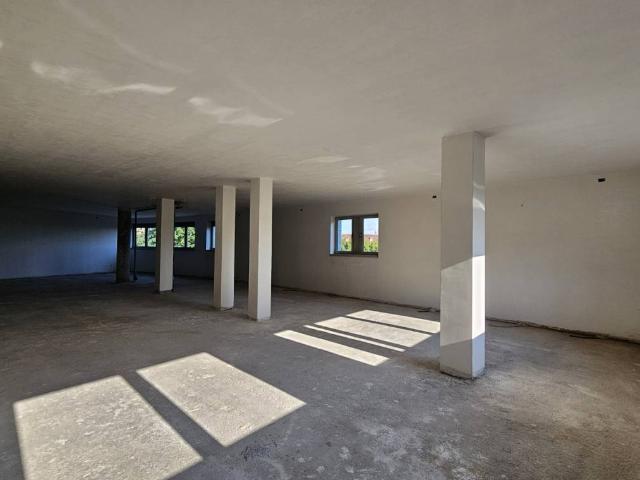 Locale Commerciale in vendita a Treviglio, Lombardia