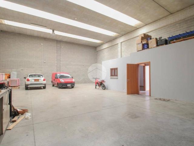 Locale Commerciale in vendita a Treviglio, Lombardia
