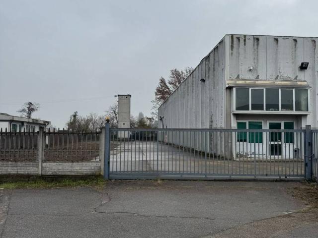 Locale Commerciale in vendita a Treviglio, Lombardia