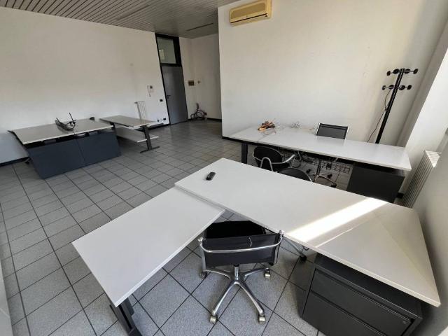 Locale Commerciale in vendita a Treviglio, Lombardia