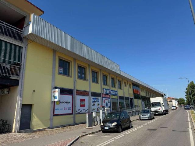 Locale Commerciale in vendita a Treviglio, Lombardia