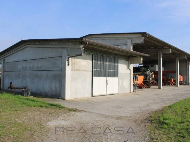 Locale Commerciale in vendita a Treviglio, Lombardia