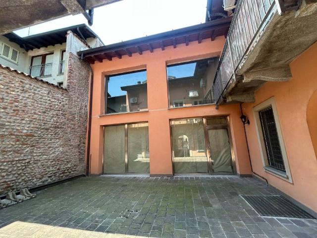 Locale Commerciale in vendita a Treviglio, Lombardia