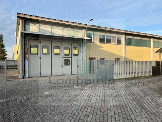 Locale Commerciale in vendita a Treviglio, Lombardia