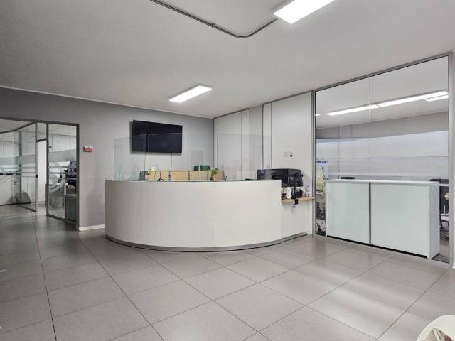 Locale Commerciale in vendita a Treviglio, Lombardia
