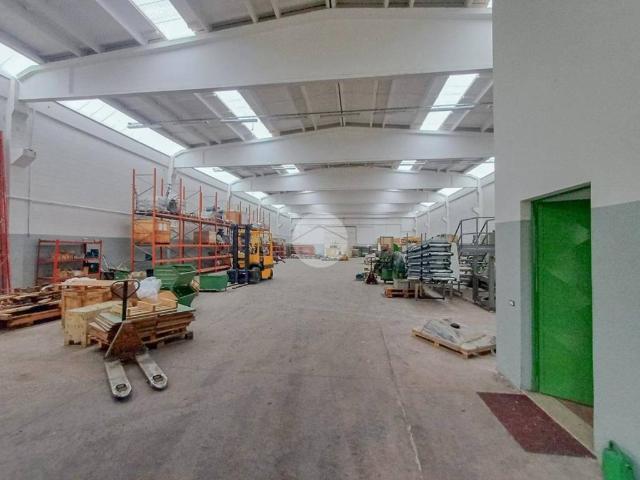 Locale Commerciale in vendita a Treviglio, Lombardia