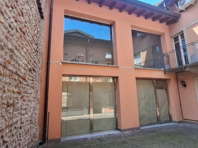 Locale Commerciale in vendita a Treviglio, Lombardia