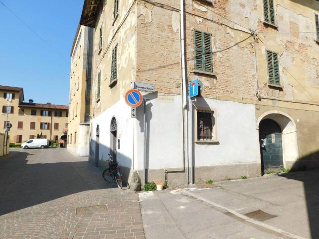 Locale Commerciale in vendita a Treviglio, Lombardia