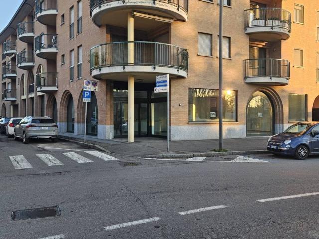 Locale Commerciale in vendita a Treviglio, Lombardia