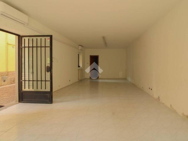 Locale Commerciale in vendita a Curnasco, Treviolo
