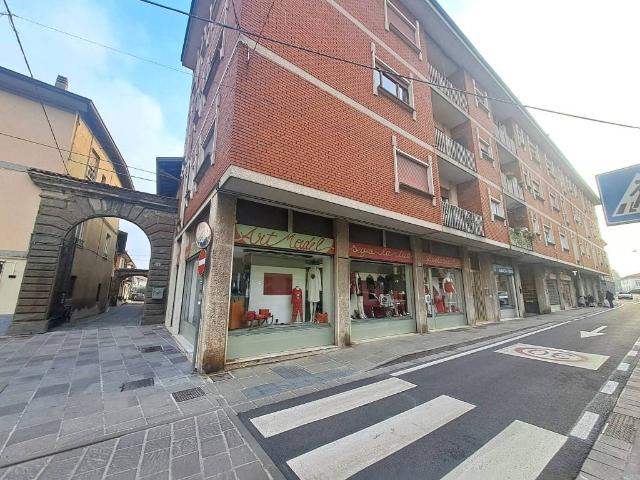 Locale Commerciale in vendita a Curnasco, Treviolo