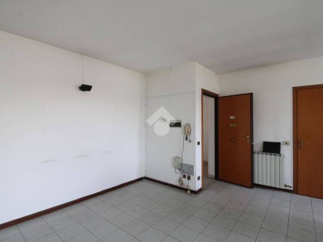Locale Commerciale in vendita a Curnasco, Treviolo