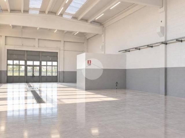 Locale Commerciale in vendita a Roncola, Treviolo