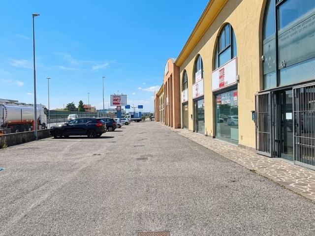 Locale Commerciale in vendita a Roncola, Treviolo
