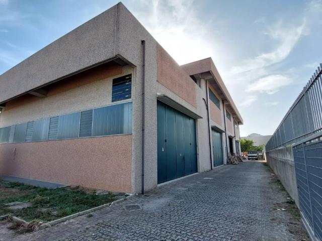 Locale Commerciale in vendita a Trezzano Rosa, Lombardia