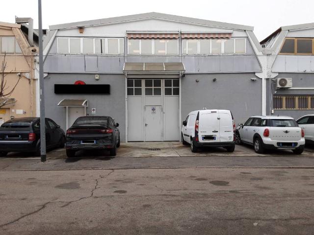 Locale Commerciale in vendita a Trezzano Sul Naviglio, Lombardia