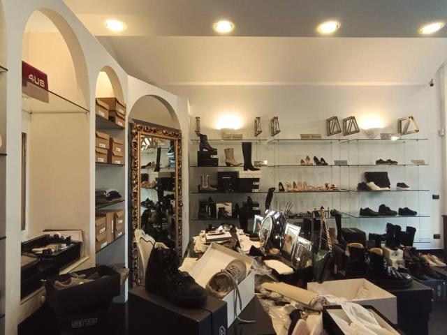 Locale Commerciale in vendita a Trezzano Sul Naviglio, Lombardia