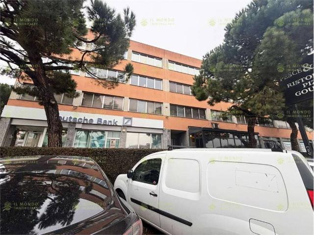 Locale Commerciale in vendita a Isola Rosa, Trezzano Sul Naviglio