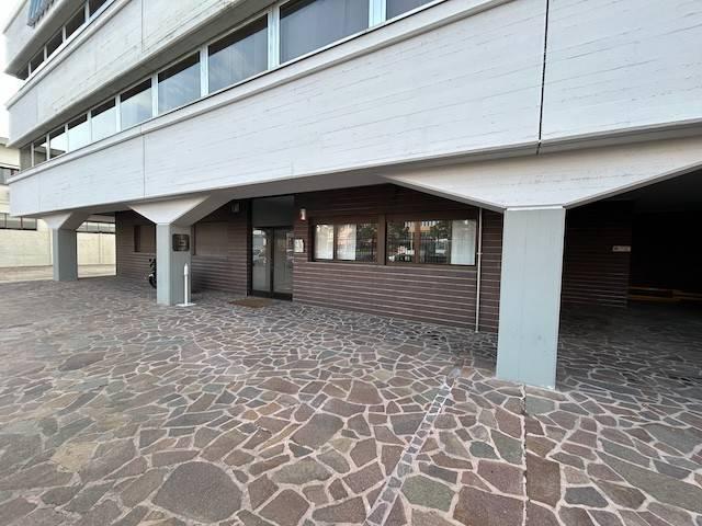 Locale Commerciale in vendita a Isola Rosa, Trezzano Sul Naviglio