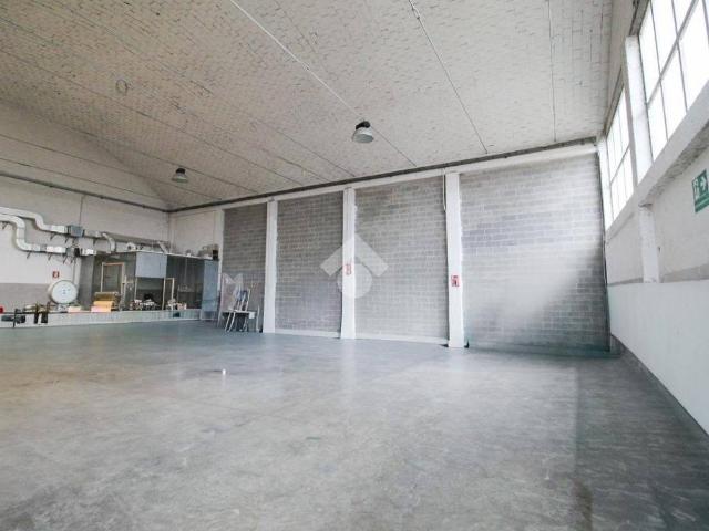 Locale Commerciale in vendita a Trezzo Sull'adda, Lombardia