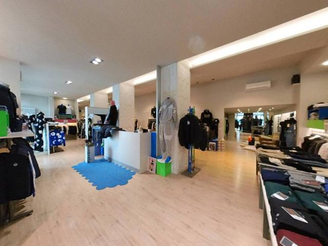 Locale Commerciale in vendita a Baracche, Trezzo Sull'adda