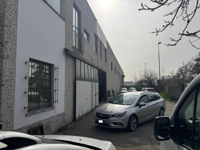 Locale Commerciale in vendita a Trezzo Sull'adda, Lombardia