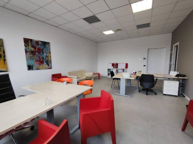 Locale Commerciale in vendita a Trezzo Sull'adda, Lombardia