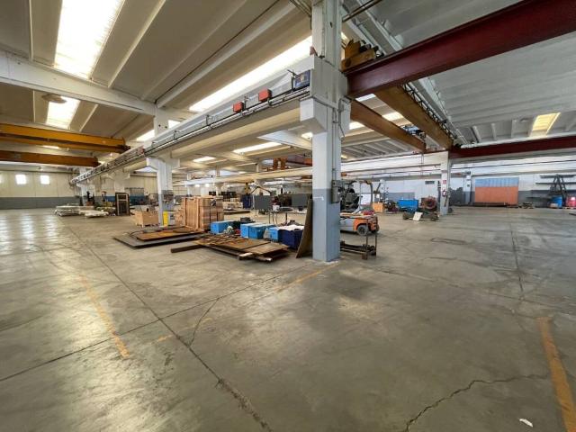 Locale Commerciale in vendita a Trezzo Sull'adda, Lombardia
