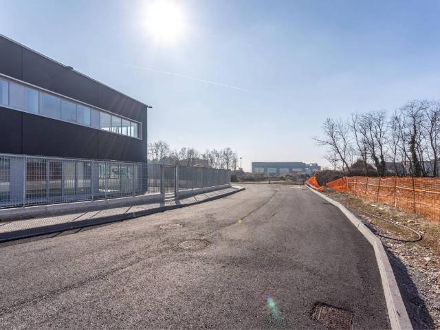 Locale Commerciale in vendita a Trezzo Sull'adda, Lombardia