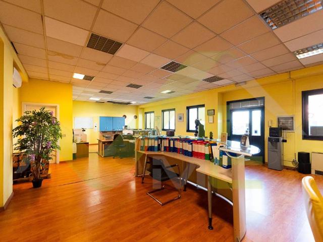 Locale Commerciale in vendita a Tribiano, Lombardia