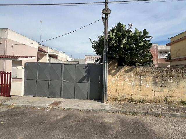 Locale Commerciale in vendita a Puglia, Lecce