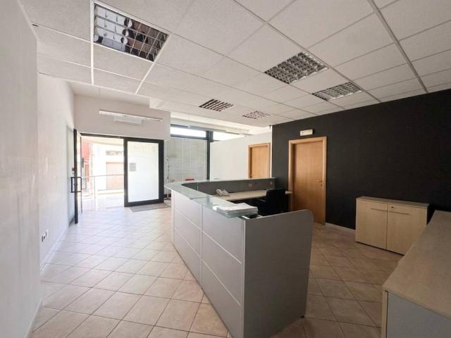 Locale Commerciale in vendita a Puglia, Lecce