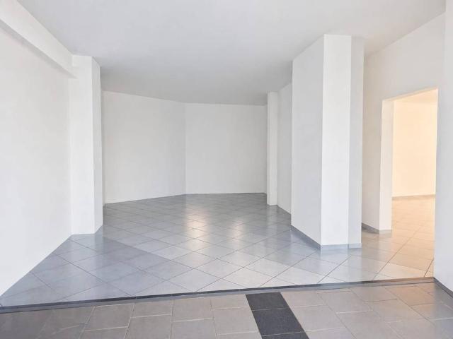 Locale Commerciale in vendita a Puglia, Lecce