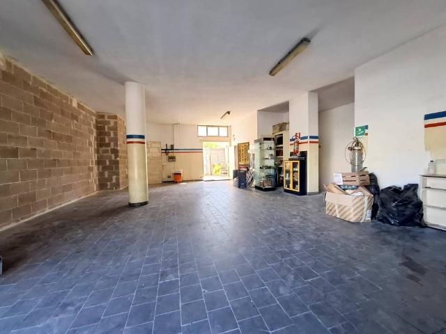 Locale Commerciale in vendita a Puglia, Lecce