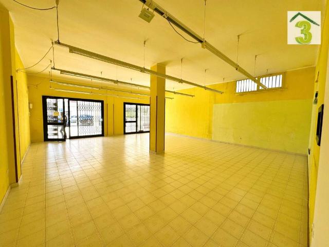 Locale Commerciale in vendita a Puglia, Lecce