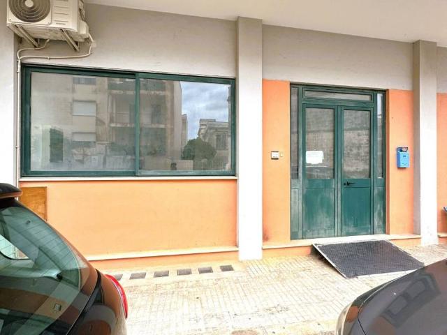 Locale Commerciale in vendita a Puglia, Lecce