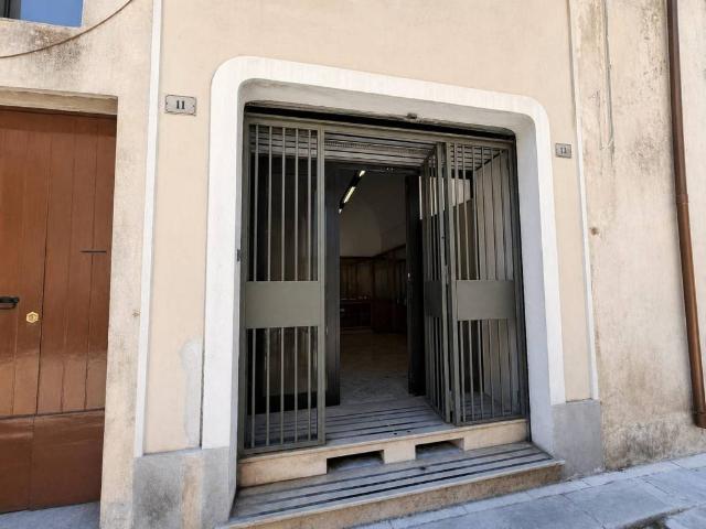 Locale Commerciale in vendita a Puglia, Lecce