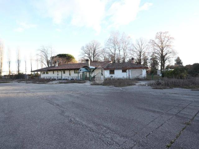 Locale Commerciale in vendita a Tricesimo, Friuli-Venezia Giulia