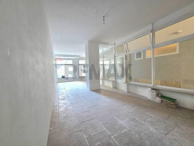 Locale Commerciale in vendita a Barriera Vecchia-San Giacomo, Villa Opicina