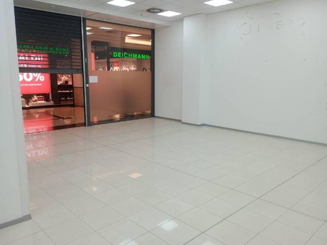Locale Commerciale in vendita a Barriera Vecchia-San Giacomo, Villa Opicina