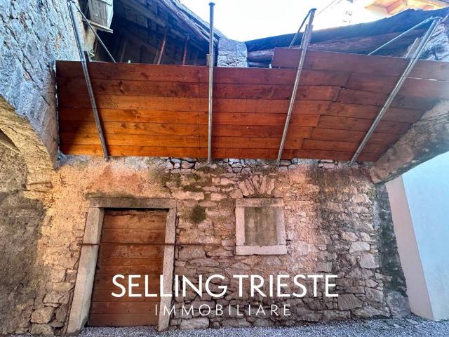 Locale Commerciale in vendita a Altipiano Ovest, Villa Opicina