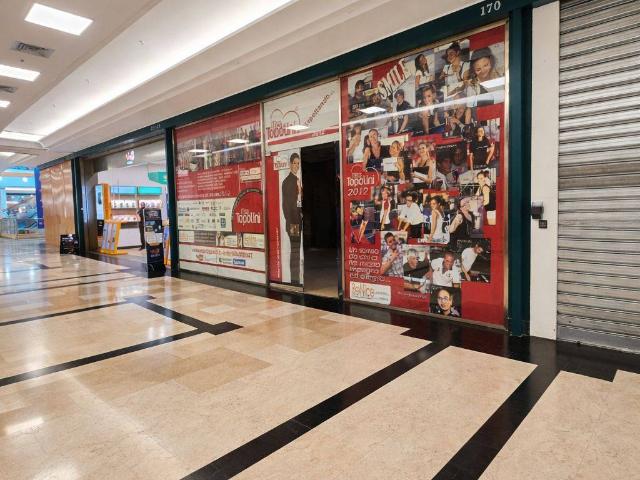 Locale Commerciale in vendita a Barriera Vecchia-San Giacomo, Villa Opicina
